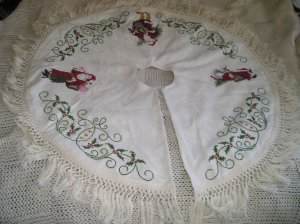 "Heirloom Tree Skirt" Finished